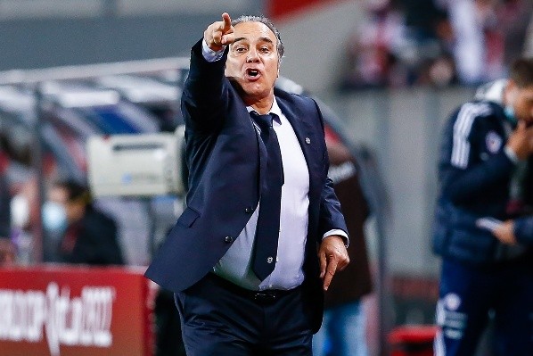 Martín Lasarte lleva 11 partidos al mando de Chile. Ganó solo uno y tiene a la Roja fuera de Qatar. Foto: Agencia Uno