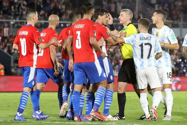 Paraguay pidió un penal evidente, pero ni el VAR ni el árbitro lo vieron. Insólita decisión a favor de la albiceleste. Foto: Getty Images