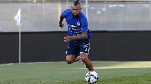 Arturo Vidal vive con todo el partido ante Paraguay de este domingo