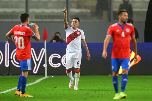 La derrota ante Perú dejó a Chile más que complicado en las eliminatorias. Ahora se juega todo ante Paraguay, incluida la continuidad de Martín Lasarte. Foto: Agencia Uno