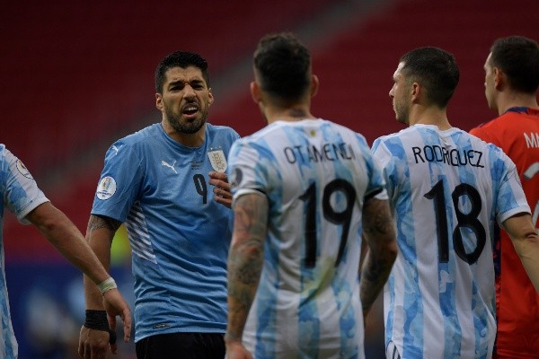 Luis Suárez calentó el partido entre Argentina y Uruguay, asegurando que ni su amistad con Lionel Messi importa en la lucha por los tres puntos. Foto: Getty Images
