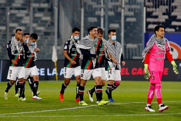 Palestino han buscado mostrar al mundo su compromiso con Palestina. Ante Colo Colo en la primera rueda del torneo, un 8 de mayo de 2021, ingresaron a la cancha portando un keffiyeh en sus cuellos como homenaje. Foto: Agencia Uno