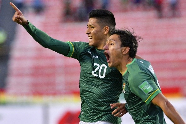 Los bolivianos celebran el gol ante Perú (Getty)