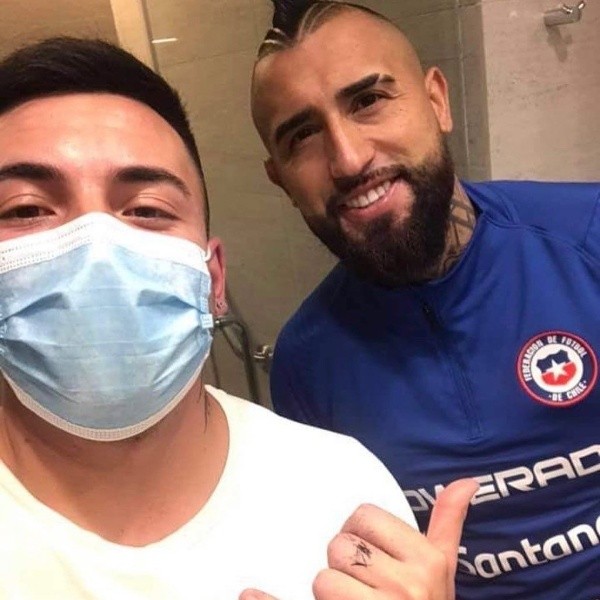 Nicolás también ha tenido posibilidad de cortar el especial corte de Arturo Vidal, que siempre es uno de los últimos en preparar su look.