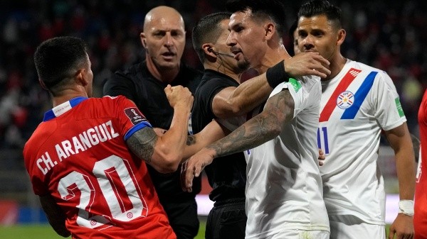 Charles Aránguiz fue expulsado ante Paraguay y es baja para enfrentar a Venezuela