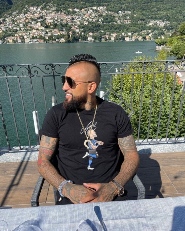 Arturo Vidal en una de las fotos en que se puede apreciar la pulsera que le regaló Daniella Duran.
