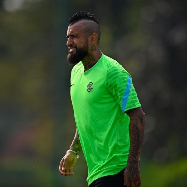 Otras imágenes de Arturo Vidal con la pulsera que Daniella Durán le regaló.(1)