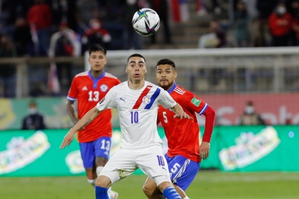 Chile se hizo fuerte en San Carlos y venció por 2-0 a Paraguay para seguir ilusionándose con Qatar 2022.