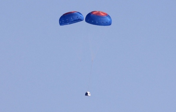 La cápsula New Shepard de Blue Origin desciende por el extremo de su sistema de paracaídas que transporta al actor de Star Trek de 90 años, William Shatner, y a otros tres civiles | Foto: Getty Images