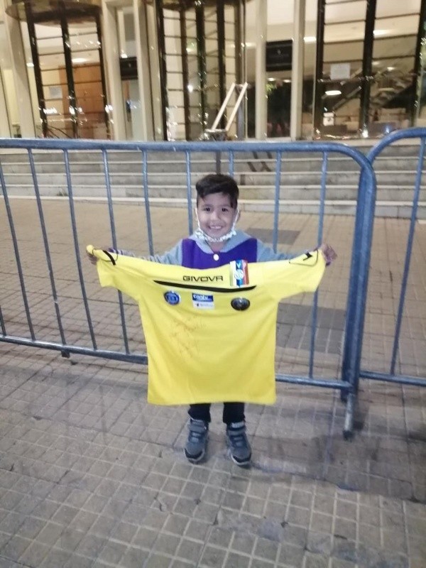 Miguel consigue que el capitán Tomás Rincón le regale una camiseta. Foto: @SeleVinotinto