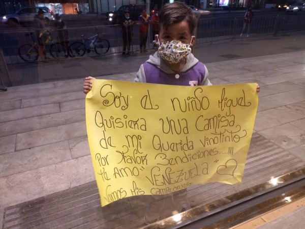 Este era el cartel que portaba el pequeño Miguel. Foto: @SeleVinotinto