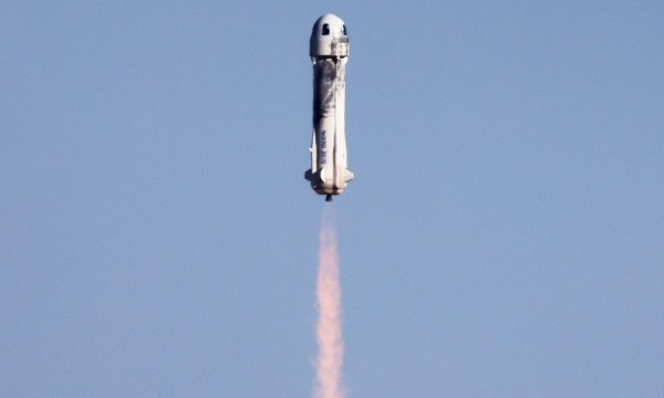 El New Shepard de Blue Origin vuela hacia el espacio con el actor de Star Trek de 90 años William Shatner y otros tres civiles | Foto: Getty Images