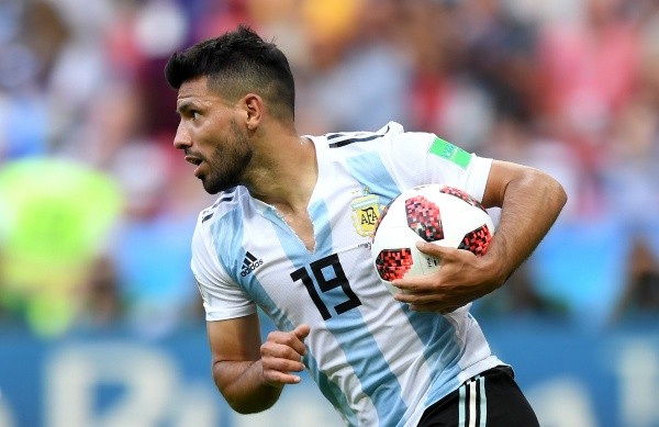 El Kun vivió la muerte de Maradona con mucha incredulidad y en especial con preocupación por su hijo co Giannina Maradona, Benjamín.