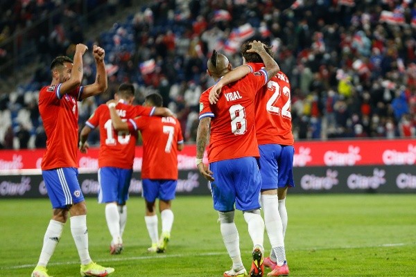 Arturo Vidal también se subió a la locura por Ben Brereton Díaz tras sus golazos ante Paraguay y Venezuela. Foto: Agencia Uno