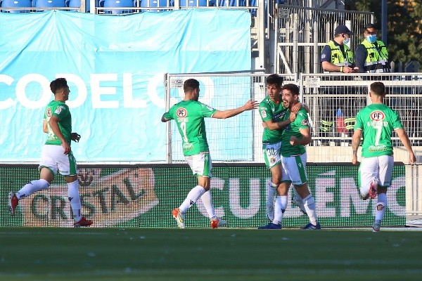 Lautaro Palacios festeja con sus compañeros el gol de Audax Italiano