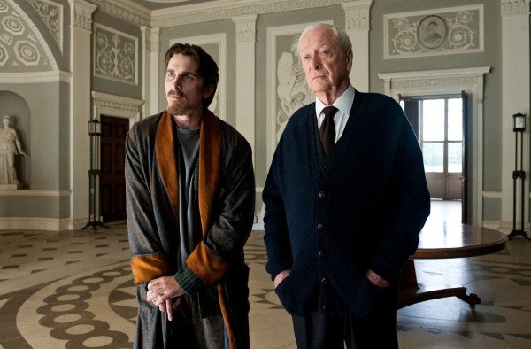 Christian Bale como Batman y Michael Caine como Alfred Pennyworth en Dark Night