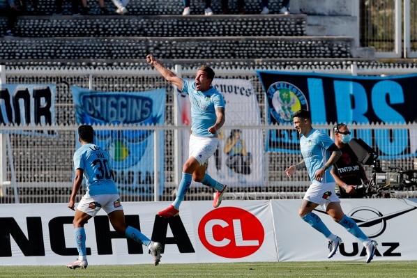 Matías Cahais celebra con sus compañeros el gol que le estaba dando el triunfo en La Cisterna