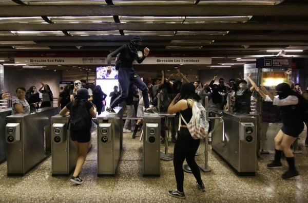 Evasión Masiva en Metro La Moneda | Foto: Agencia Uno