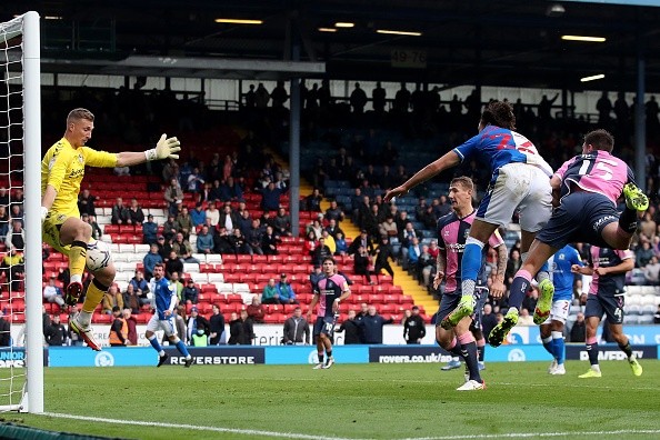 ¿En qué estuvo? Tapadón a Ben Brereton y la jugada se anuló por fuera de juego.