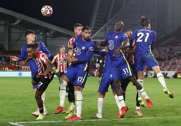 Chelsea derrotó al Brentford y recupera la punta en la Premier League.