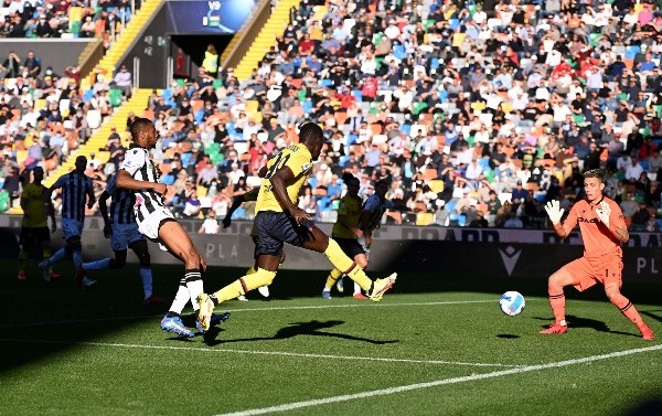 El primer gol de la jornada para al Bologna