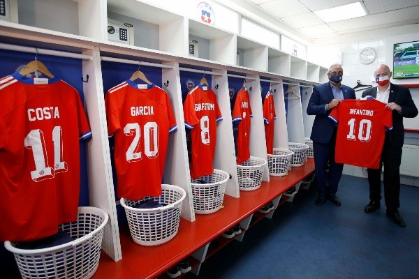 El obsequio de la camiseta de la selección de Chile para toda la delegación de la FIFA.
