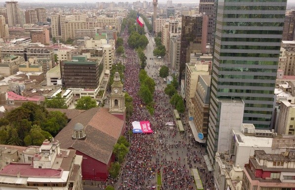&quot;La marcha más grande de todas&quot; ocurrió el 25 de octubre, con más de 1,2 millones de personas en Santiago (Foto: Agencia Uno).
