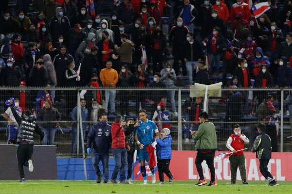 Para el representante de Claudio Bravo, todavía le queda tiempo en Europa antes de volver al fútbol chileno. Foto: Agencia Uno