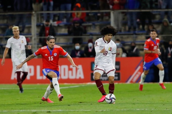 Diego Valdés tuvo su gran noche con Chile ante Venezuela y silenció las críticas haciendo su mejor partido hasta ahora. Foto: Agencia Uno
