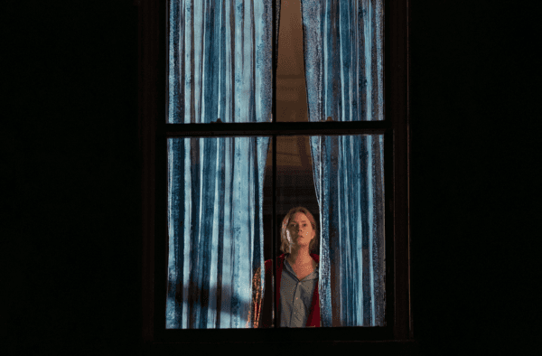 14 películas y series basadas en libros que puedes ver en Netflix: La Mujer en la Ventana.