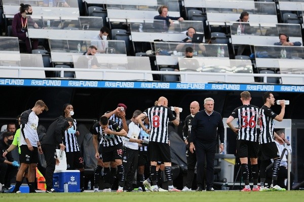 Steve Bruce no va más como técnico del Newcastle, que comienza su nueva era de la mano de los jeques árabes. Foto: Getty Images