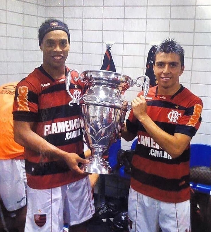 Gonzalo Fierro y a su lado Ronaldinho. Foto: Gonzalo Fierro en Instagram.