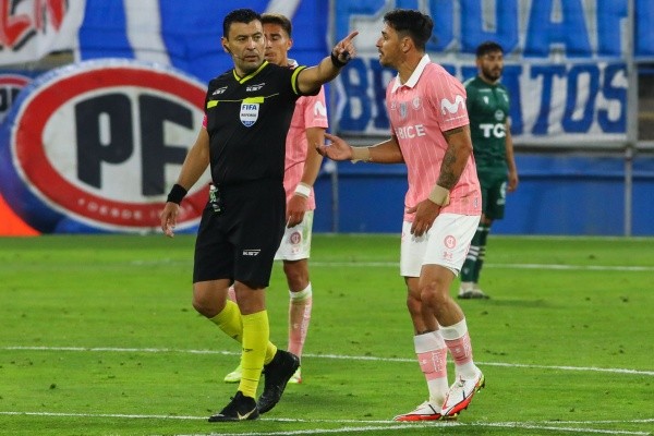 Roberto Tobar expulsa a Zampedri por doble tarjeta amarilla