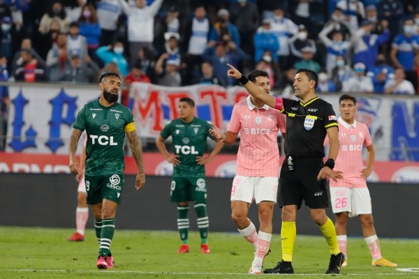 Caamaño lanzó sus dardos a Roberto Tobar por su polémico desempeño en el partido de la Católica.