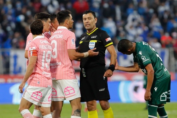 Roberto Tobar en el polémico partido de la UC contra Wanderers: Johnny Herrera cruza al árbitro en vivo. (Foto: Agencia UNO)