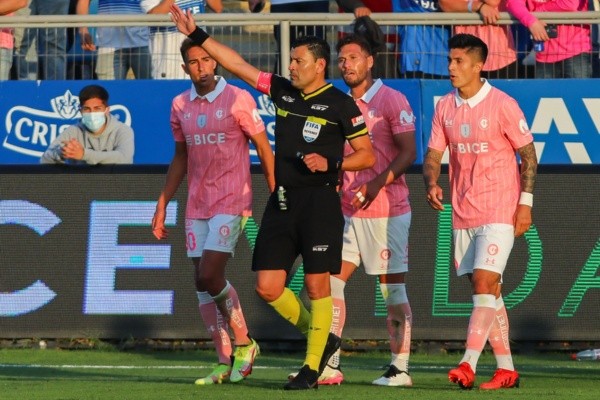 Roberto Tobar tuvo un polémico arbitraje en el choque entre Universidad Católica y Santiago Wanderers. Expulsando a Germán Lanaro y Fernando Zampedri, está en medio de la polémica. Foto: Agencia Uno