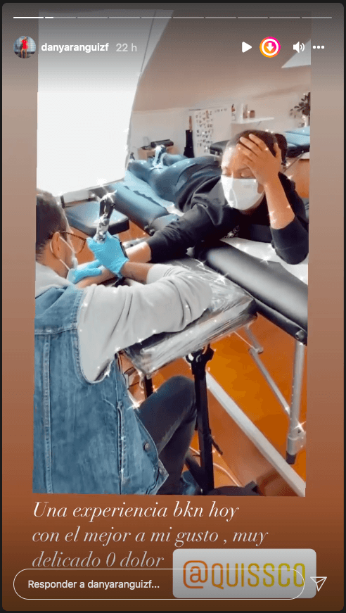 Daniela Aránguiz se tatúa el nombre de Valdivia y sus hijos.(1)