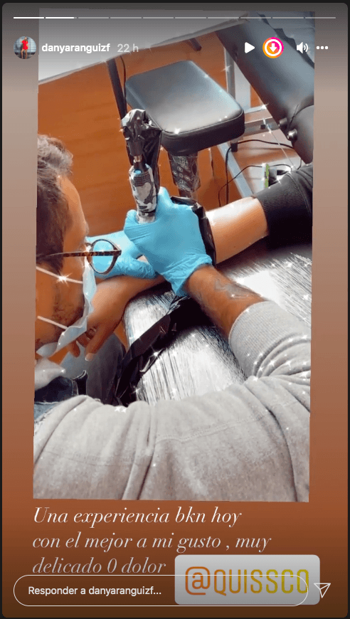 Daniela Aránguiz se tatúa el nombre de Valdivia y sus hijos.(2)