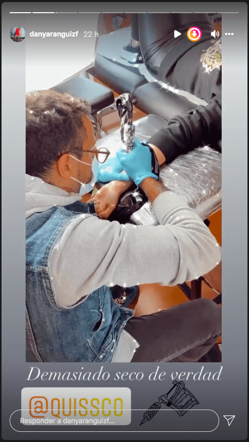 Daniela Aránguiz se tatúa el nombre de Valdivia y sus hijos.(3)