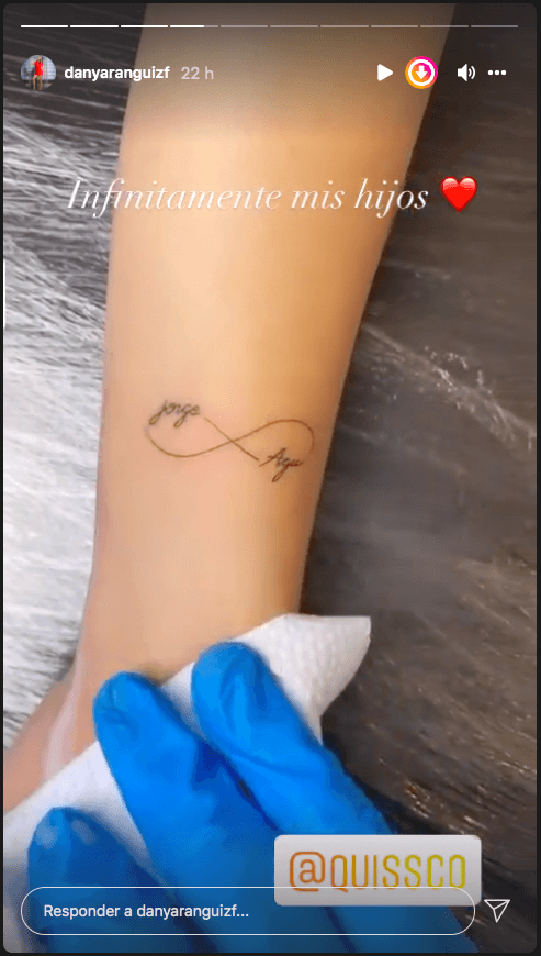 Daniela Aránguiz se tatúa el nombre de Valdivia y sus hijos.(4)