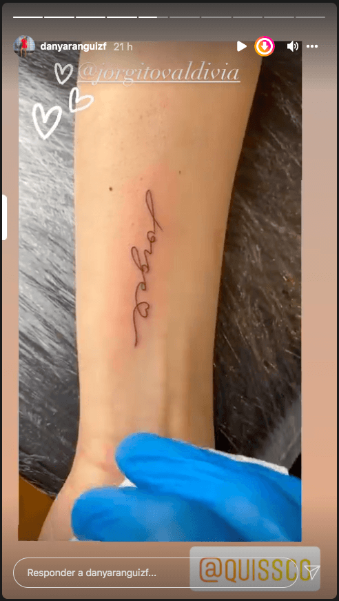 Daniela Aránguiz se tatúa el nombre de Valdivia y sus hijos.(5)