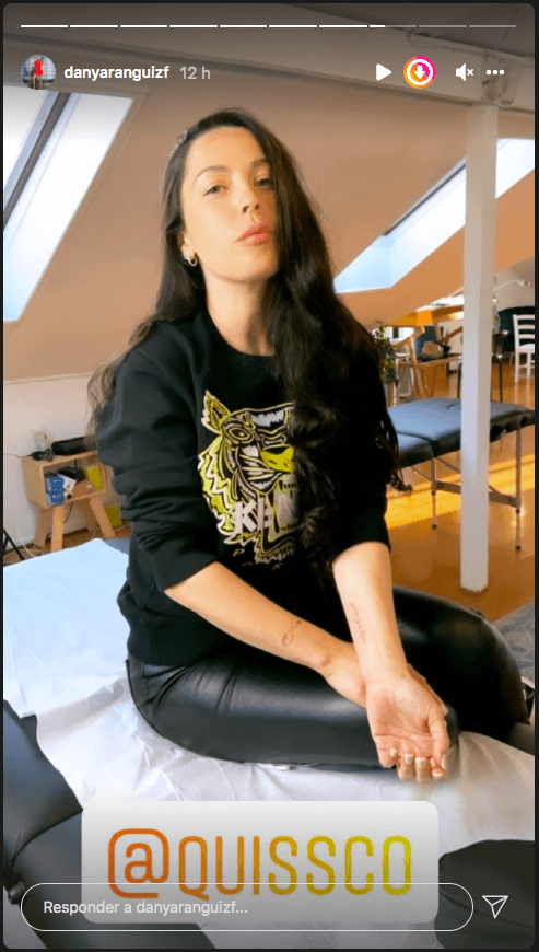 Daniela Aránguiz se tatúa el nombre de Valdivia y sus hijos.(6)