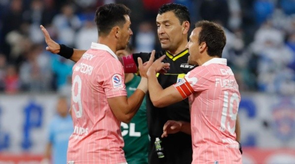 20 de Octubre del 2021/SANTIAGOFernando Zampedri(i) es expulsado por el Árbitro Roberto Tobar ,durante el partido valido por la Vigesimo Septima fecha del Campeonato Nacional AFP PlanVital 2021, entre Universidad Catolica vs Santiago Wanderers, disputado en el estadio San Carlos de Apoquindo.FOTO:FRANCISCO LONGA/AGENCIAUNO