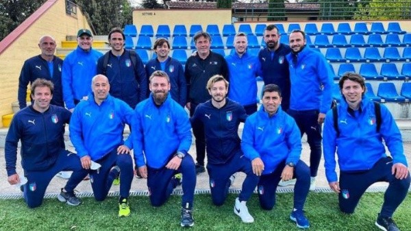 David Pizarro junto a sus compañeros de estudio en Italia. Foto: FIGC