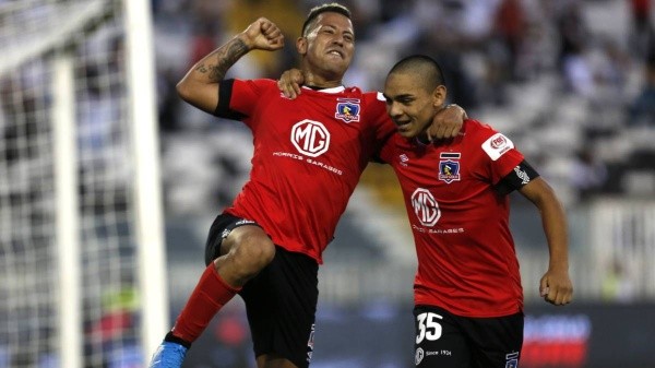 Joan Cruz con la camiseta roja de Colo Colo.