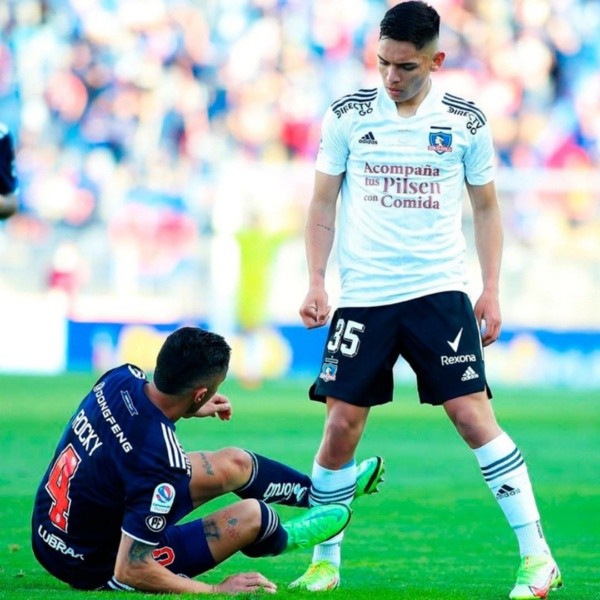 Foto épica: la juventud de Joan Cruz le ganó a la experiencia de Osvaldo González en una postal que fue comparada con la imagen de Muhammad Ali.