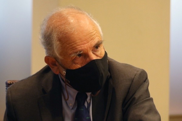 El senador Carlos Montes, durante la Comisión de Constitución del Senado, que analiza el proyecto que permite un cuarto retiro de fondos de pensiones, por la pandemia del Covid-19. FOTO: LEONARDO RUBILAR CHANDIA/AGENCIAUNO