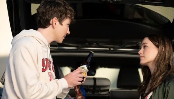 Victoria Pedretti junto aDylan Arnold