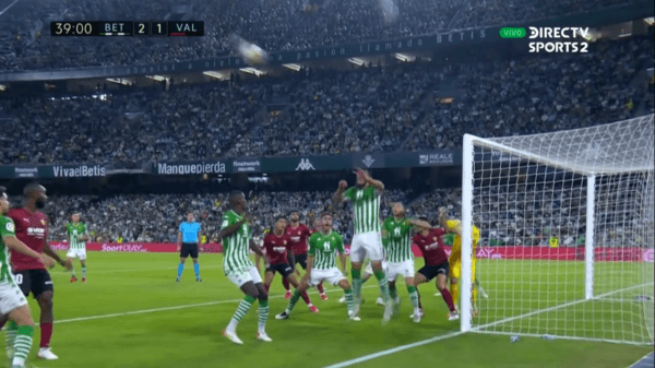 El error de Bravo en el descuento del Valencia contra Real Betis.