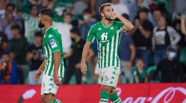 El Betis golea en La Liga y de momento alcanza la punta en España.